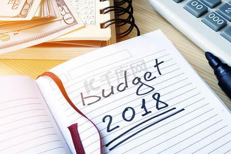 预算控制摄影照片_2018 年预算写在便条中。