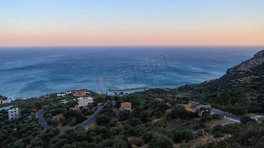 从希腊维亚诺斯的大海景看，利比亚海和日落时有弯曲的道路