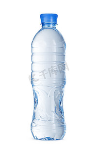 白色塑料中的小瓶矿泉水