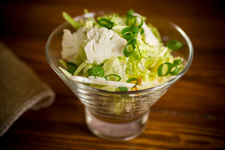 清淡的春季沙拉，配花椰菜、葱