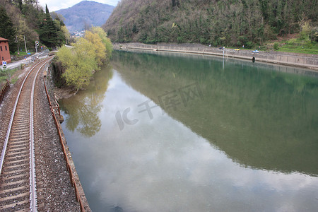 Borgo a Mozzano 的托斯卡纳 Serchio 河和阴天天空的倒影