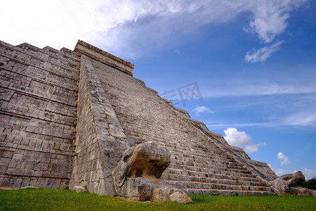 扎略摄影照片_奇琴伊察著名的玛雅金字塔，配有石阶
