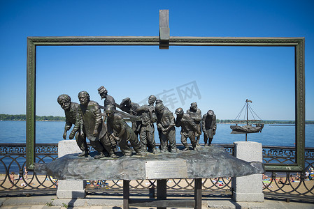 俄罗斯萨马拉伏尔加河堤岸上的雕塑 burlaki。