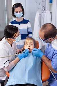 张开嘴看着牙医助理的孩子