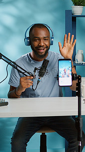非裔美国视频博主使用智能手机拍摄播客