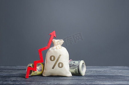 箭头投资摄影照片_钱袋子利率和红色向上箭头。