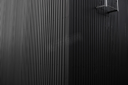 黑色波纹铁皮用作仓库或工厂的外墙。