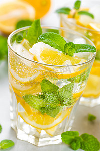 柠檬莫吉托鸡尾酒配新鲜薄荷、清凉夏季饮料或加冰饮料