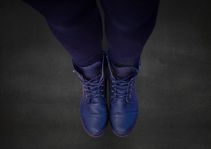 深色混凝土上蓝鞋的合成图像