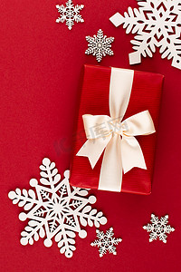 圣诞节，红色背景的节日礼物盒。
