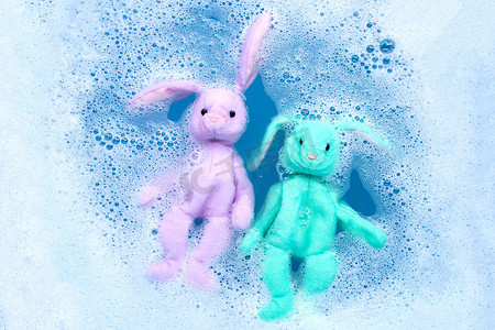 之前先把兔娃娃泡在洗衣粉水中溶解