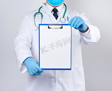 一件白色外套的男性医生，蓝色乳汁手套，听诊器ha