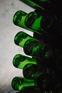绿色瓶葡萄酒或香槟。