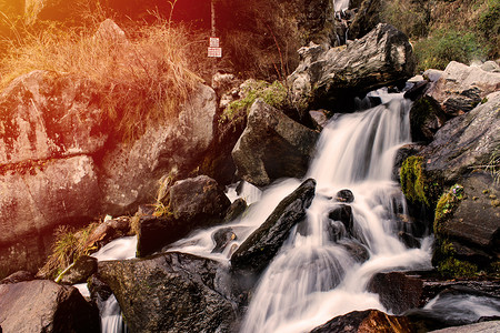 美丽的瀑布，丝滑的水从山上流下来