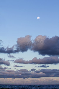 日落时令人印象深刻的天空，满月和 cl 层