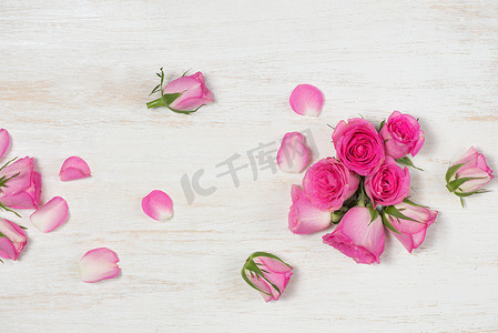 情人节贺卡与玫瑰花在木制的背景。