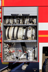 消防水带、阀门和起重机位于配备齐全的消防车的货舱内。