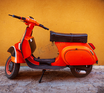 Vespa，著名的意大利摩托车停在街上
