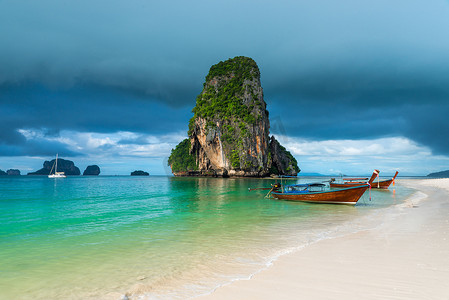 木船和高悬崖在海上，泰国，Phra Nang be