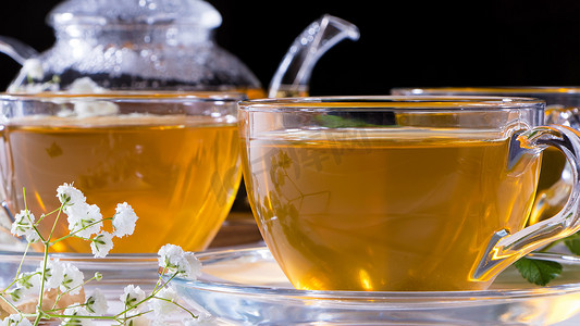 茶壶和杯子用绿茶、腰果、绿叶和wh