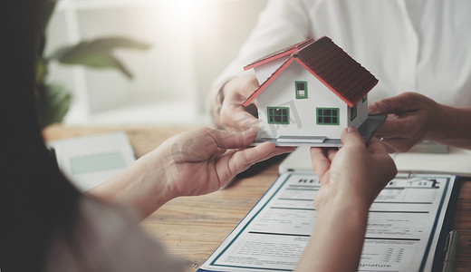 房地产经纪人将房子交给了通过保险购买房子的客户，谈判买卖和投资规划概念。