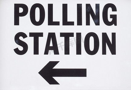 英国聚会摄影照片_镇上的投票站标志