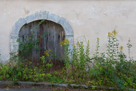酒窖背景摄影照片_通往旧酒窖的大门