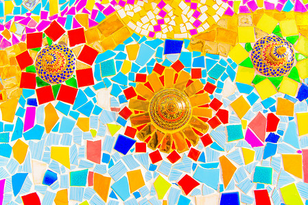 彩色拼凑图案摄影照片_彩色陶瓷马赛克瓷砖石材艺术墙。