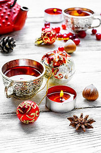 莓茶摄影照片_圣诞茶与浆果蔓越莓