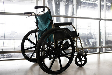 机场椅子摄影照片_机场轮椅服务
