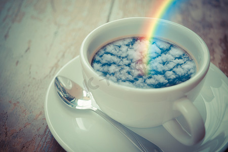 蓝天云与咖啡上的彩虹反射