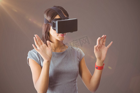 灰色背景下手持虚拟眼镜的女商人的合成图像