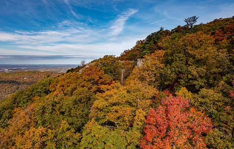 库珀斯岩州立公园俯瞰西弗吉尼亚州的奇特河，秋天的色彩
