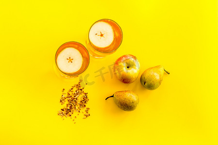 黄色背景中带苹果和梨的水果饮料从上方
