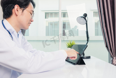 智能健康助理摄影照片_医生用黑色现代智能数字平板电脑微笑