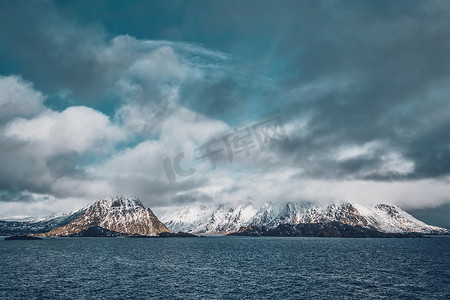 冬季的挪威峡湾和山脉。