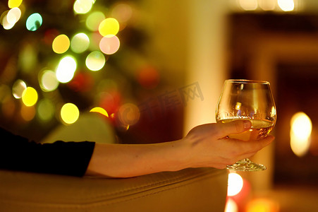 圣诞节在壁炉旁喝一杯的女人