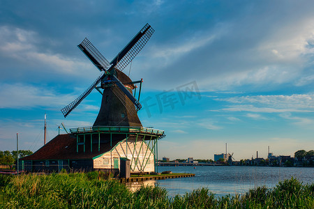 荷兰桑斯安斯风车村的风车。