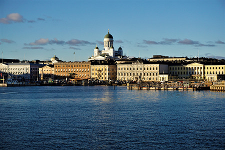 赫尔辛基集市广场江边的全景