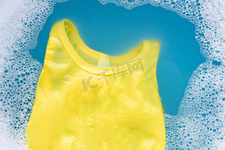 黄色小童无袖衫浸泡在婴儿洗衣液中