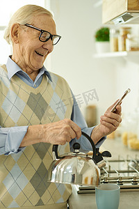 可爱的老人在厨房里在线联系某人