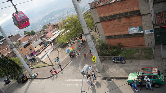 悬挂在哥伦比亚麦德林房屋上方的缆车。