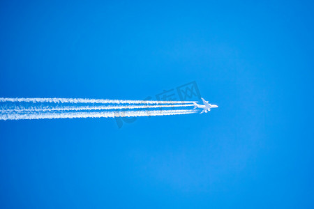 尾迹摄影照片_蓝天喷气式飞机长长的尾迹