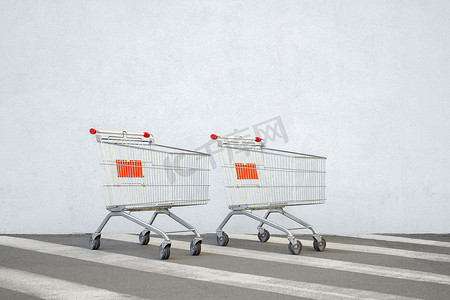 两个空杂货车购物网上商店的概念。