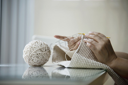 女人的手在家编织工作 — 有 DIY 在家工作概念的人