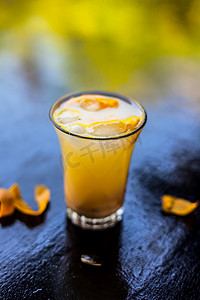流行的印度夏季和华美达饮料在黑色闪亮的表面上，即 Chikoo falooda 或 chikoo shake 或 chikoo ka sherbat。