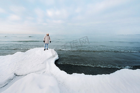 冬天，一名游客站在波罗的海沿岸。
