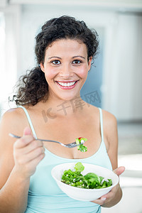 吃沙拉的女人肖像