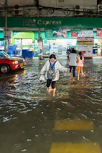 城市排水摄影照片_城市排水系统问题中的水灾