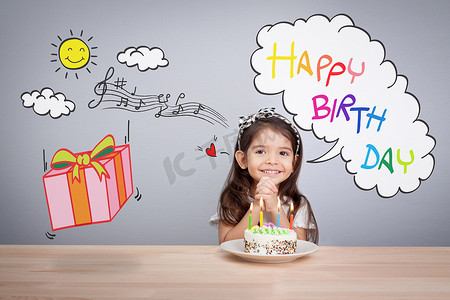 可爱的女孩用蜡烛在生日蛋糕上许愿。